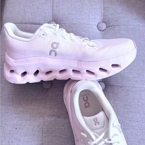 On Running Women's Light Pink Sneakers